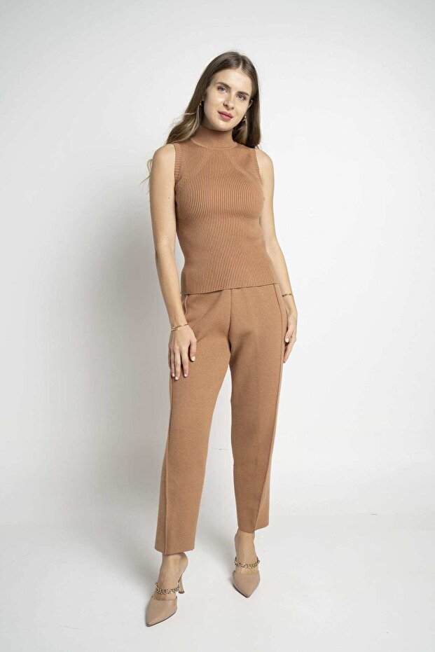 بلوزة سادة مضلعة بياقة مدورة - 1