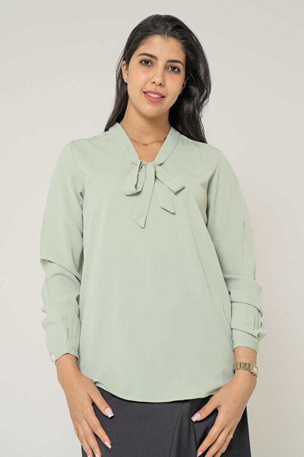 بلوزة سادة بأكمام طويلة ورقبة على شكل حرف V - 1