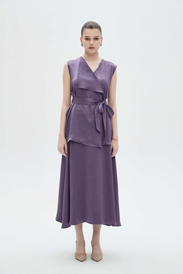 بلوزة سادة بدون أكمام وفتحة رقبة على شكل حرف V - 1