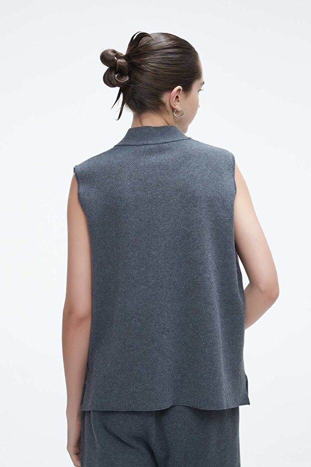 بلوزة سادة بدون أكمام وياقة عالية - 4