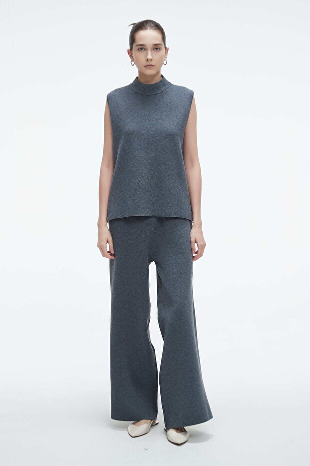 بلوزة سادة بدون أكمام وياقة عالية - 6