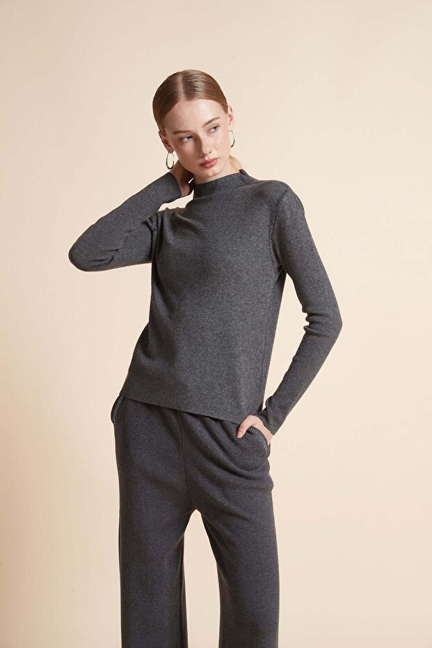 بلوزة سادة برقبة عالية وأكمام طويلة - 2