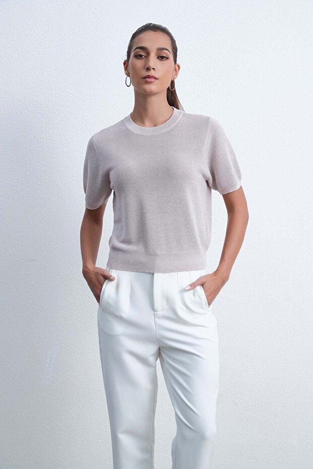 بلوزة سادة برقبة دائرية وأكمام نصفية - 1