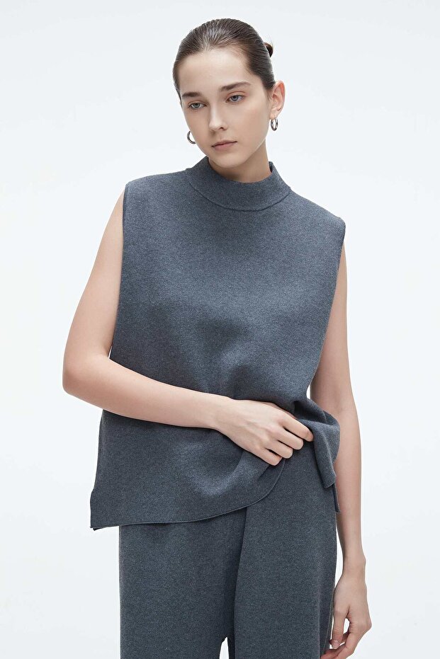 بلوزة سادة بدون أكمام وياقة عالية - 1