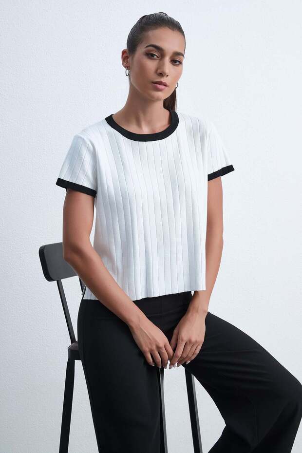 بلوزة سادة مضلعة بأكمام نصفية - 4