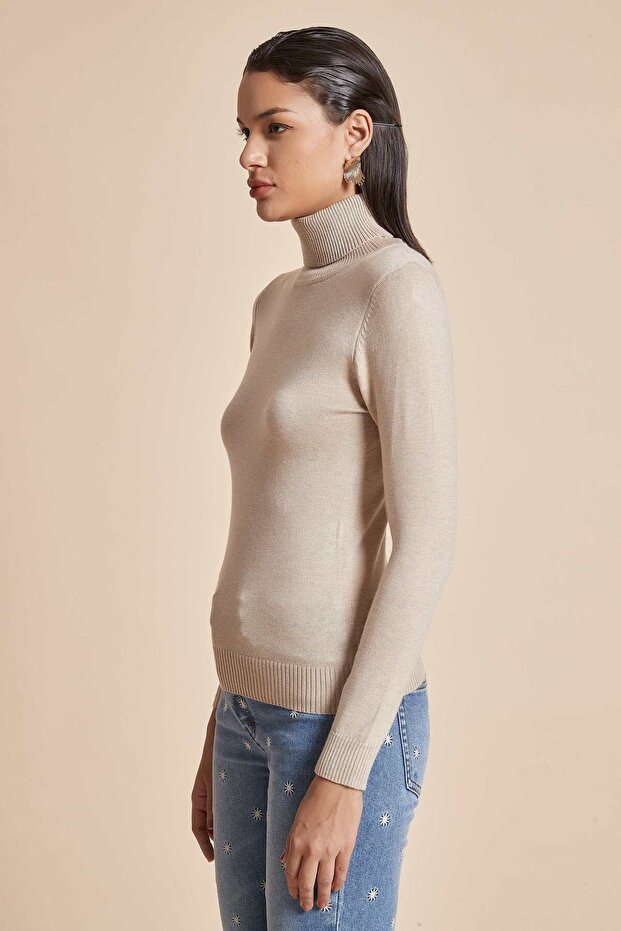 بلوزة سادة برقبة عالية وأكمام طويلة - 3