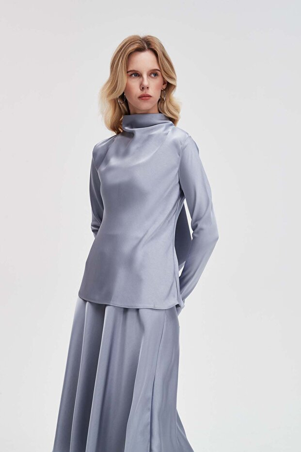 بلوزة سادة مع فيونكة من الخلف - 1