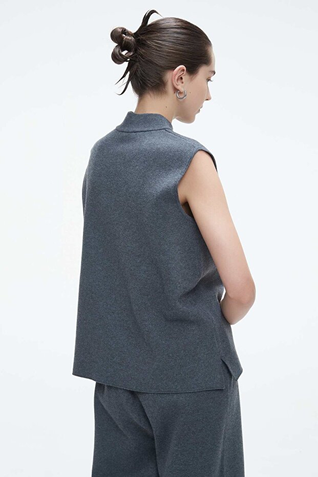 بلوزة سادة بدون أكمام وياقة عالية - 5