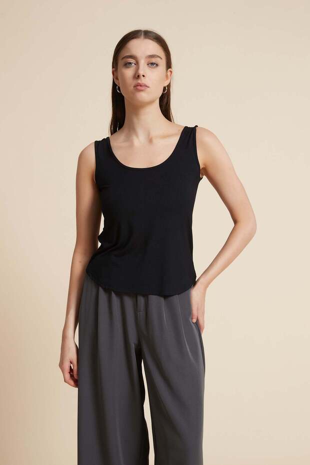 بلوزة سادة بدون أكمام ورقبة دائرية - 1