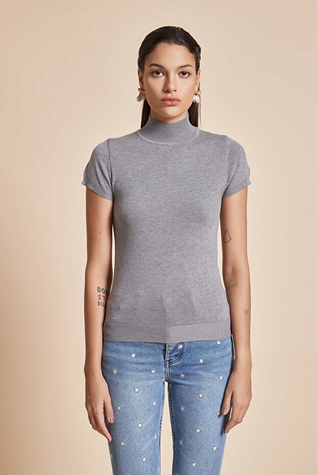 بلوزة سادة برقبة عالية وأكمام قصيرة - 1