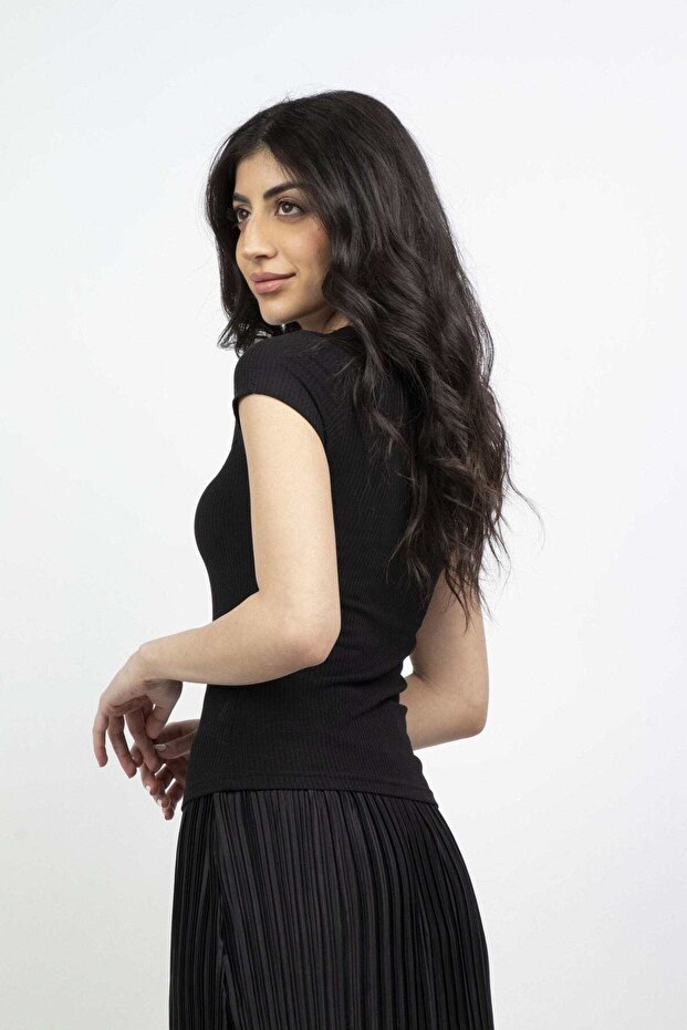 بلوزة سادة بأكمام قصيرة مع فيونكة أمامية - 1