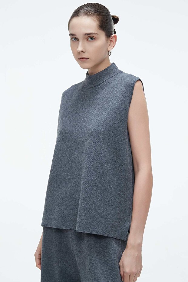 بلوزة سادة بدون أكمام وياقة عالية - 2