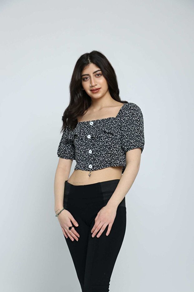 بلوزة قصيرة مطبوعة باللون الأسود - 1