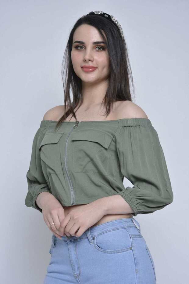 بلوزة قصيرة مكشوفة الكتفين مع جيوب - 1