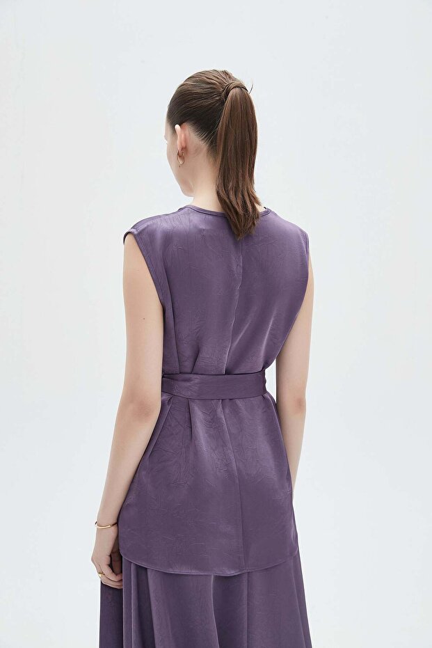 بلوزة سادة بدون أكمام وفتحة رقبة على شكل حرف V - 4