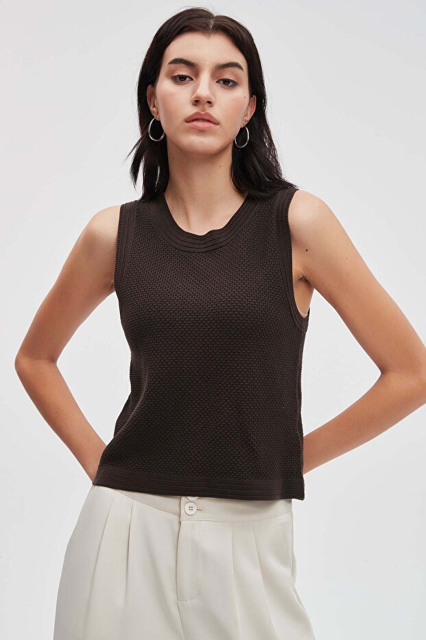 بلوزة سادة برقبة دائرية - 1