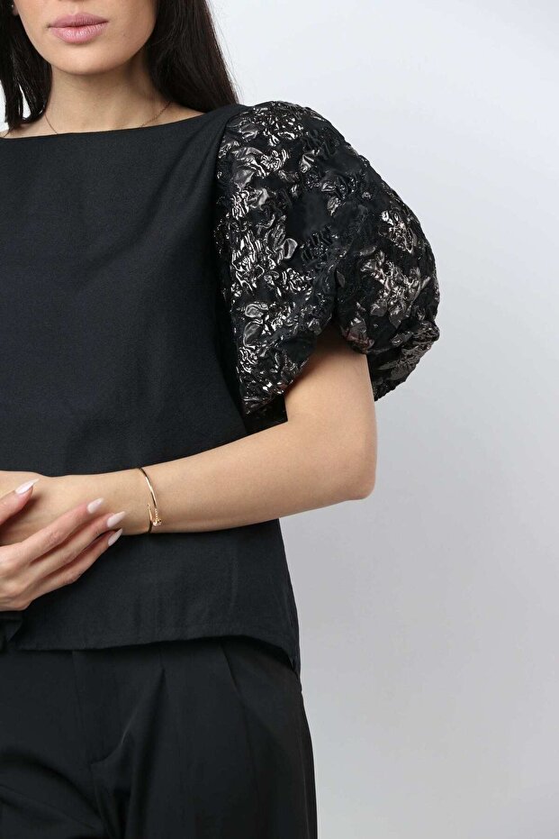 بلوزة سادة بأكمام قصيرة منفوخة - 3