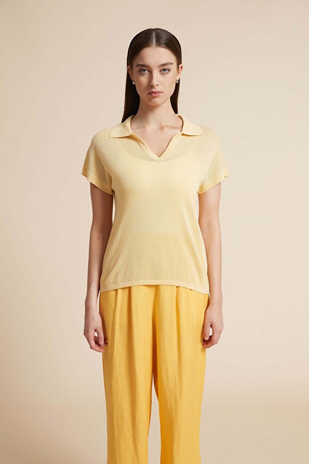 بلوزة سادة برقبة على شكل حرف V - 2