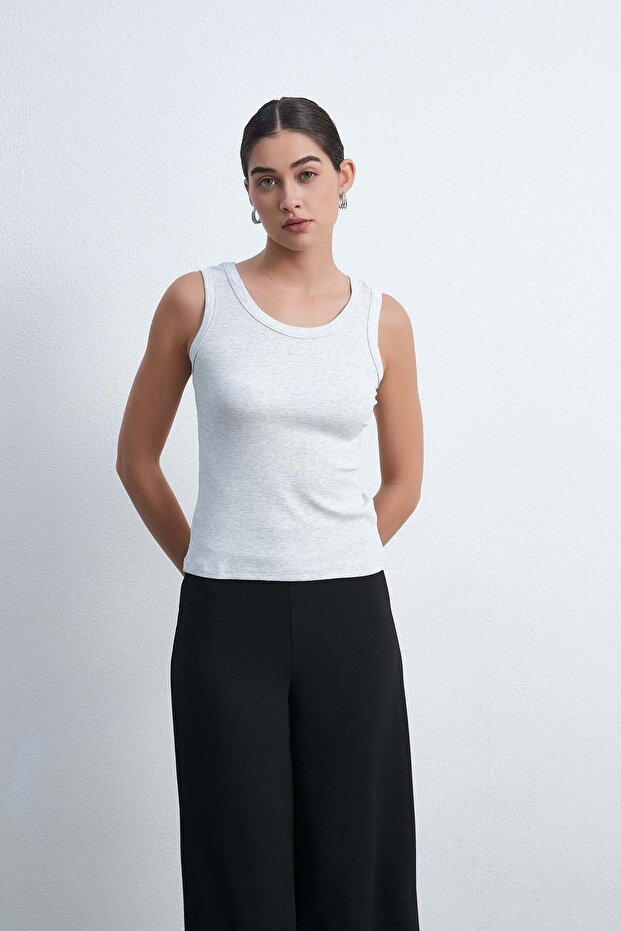 بلوزة سادة بدون أكمام ورقبة دائرية - 1