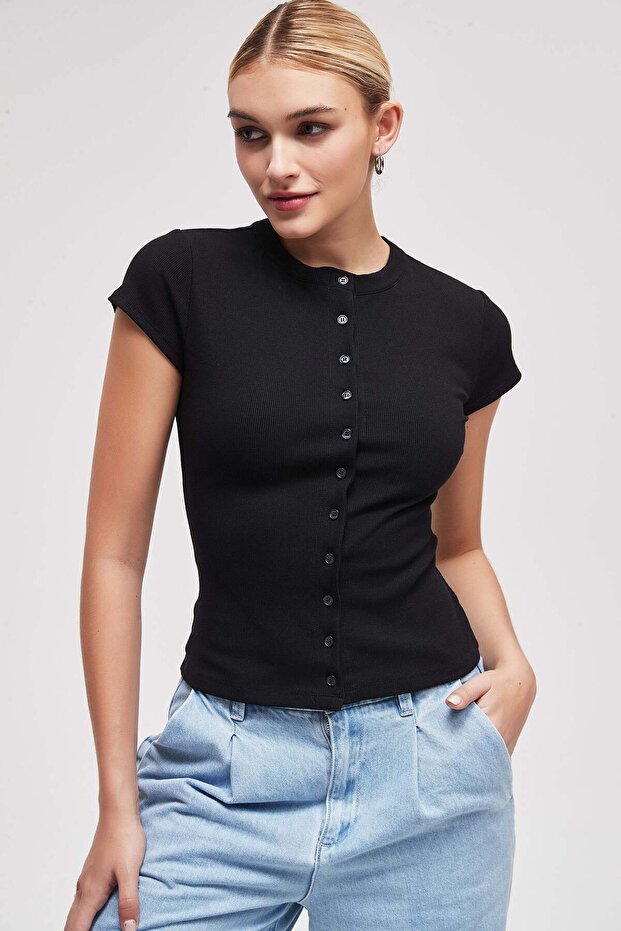 بلوزة سادة بأكمام قصيرة وأزرار - 1