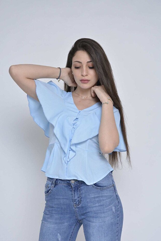 بلوزة كلاسيكية بأزرار أمامية وأكمام قصيرة