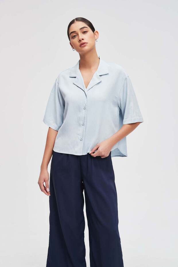 بلوزة سادة بأكمام نصفية وأزرار - 1