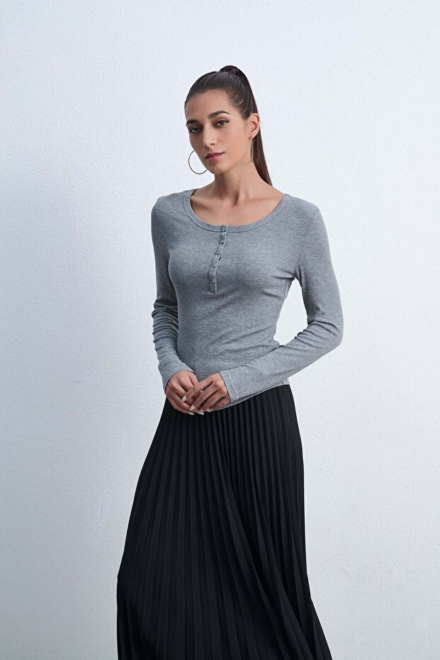 بلوزة سادة بأكمام طويلة وأزرار - 1