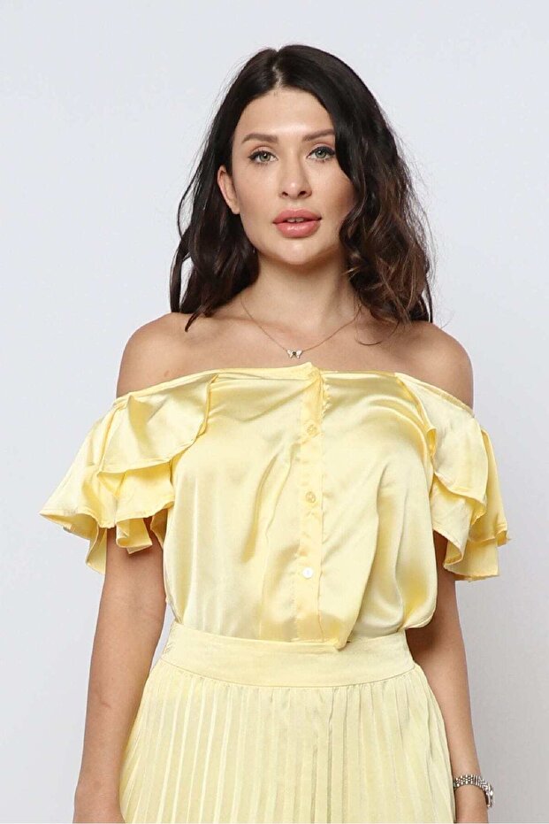 بلوزة ساتان مكشوفة الكتفين مع كشكشة - 1