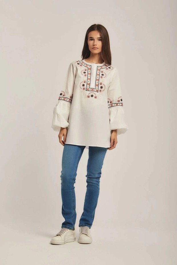 بلوزة نسائية مطرزة
