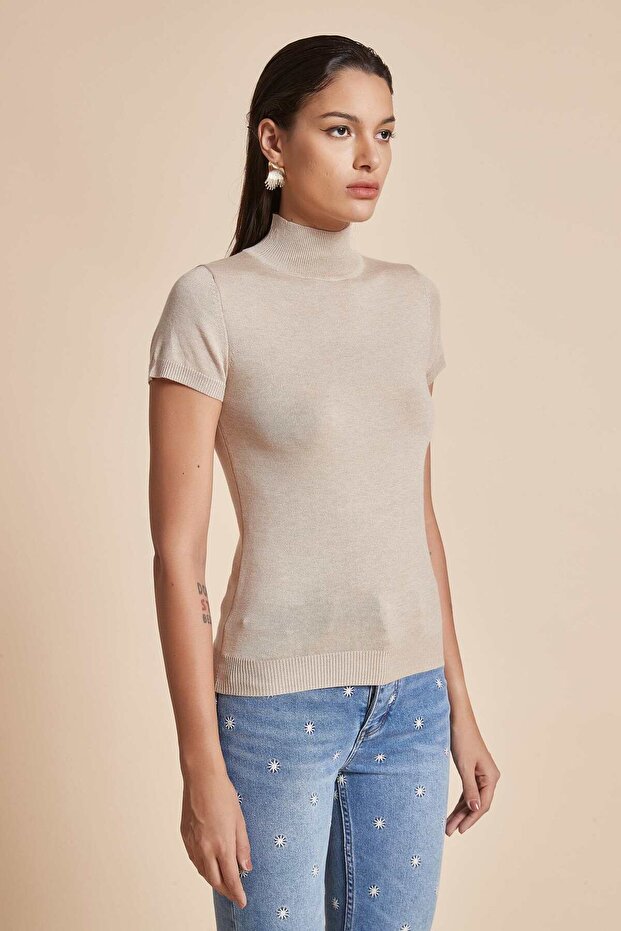 بلوزة سادة برقبة عالية وأكمام قصيرة - 3