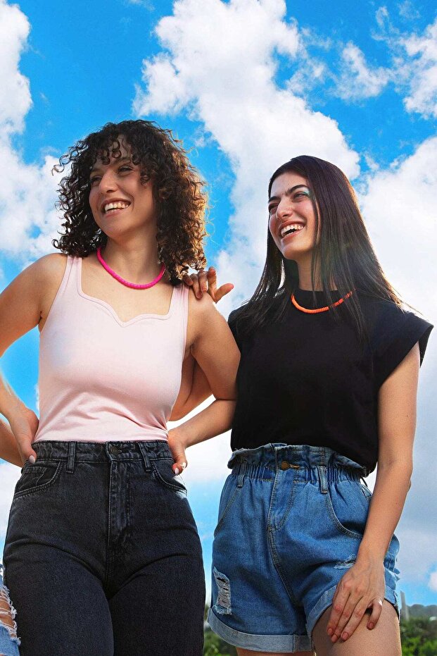 بلوزة سادة بأكتاف مضلعة - 1