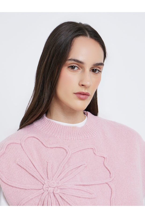 الجزء العلوي مزين بنقشة زهور وحواف مضلعة - 3