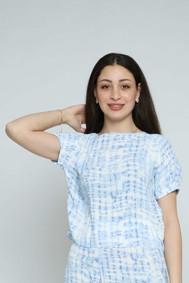 بلوزة مضلعة بأكمام قصيرة