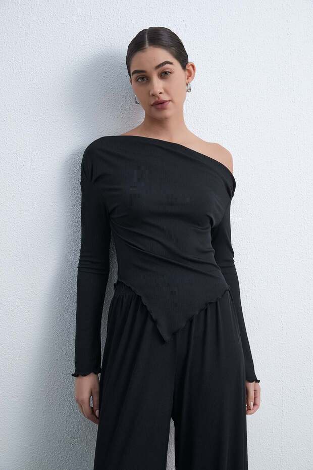 بلوزة سادة بأكمام طويلة ورقبة على شكل حرف V - 1