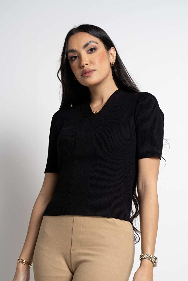 بلوزة قصيرة سادة برقبة على شكل حرف V - 1