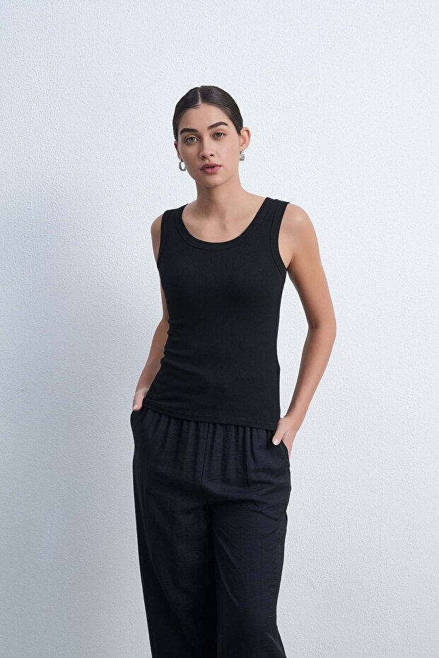 بلوزة سادة بدون أكمام ورقبة دائرية - 1