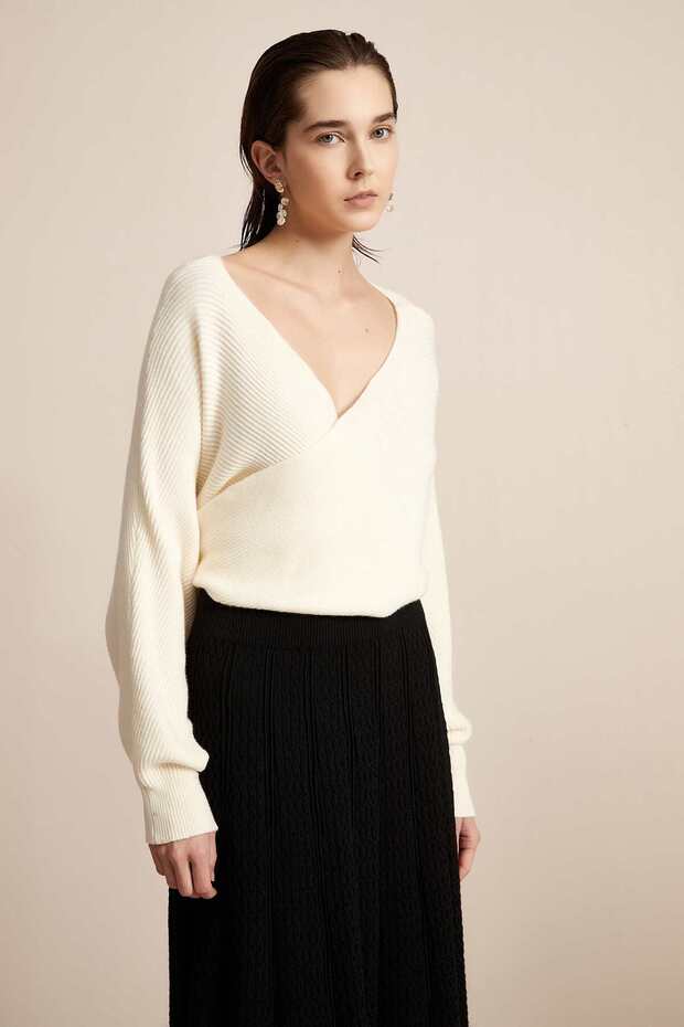 بلوزة سادة بفتحة صدر على شكل قلب - 2