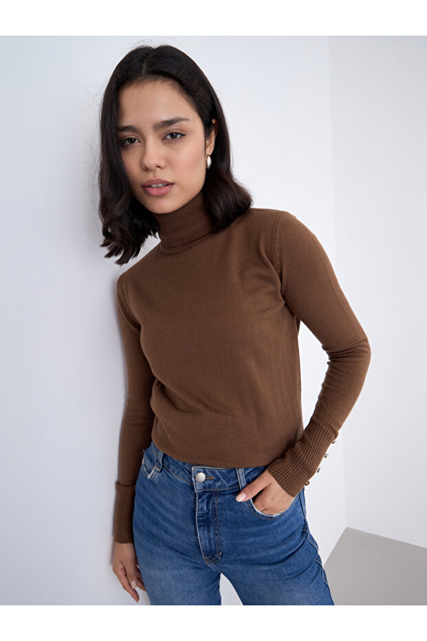 سترة بقصّة Slim Fit ذات رقبة مدورة مع تفاصيل أزرار على الأكمام