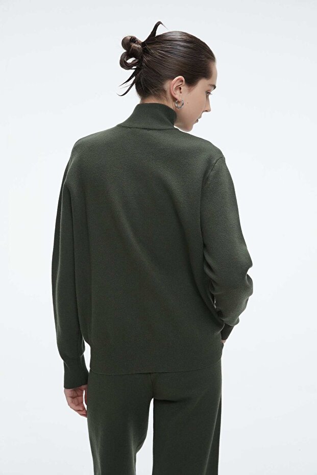 بلوزة سادة برقبة عالية وأكمام طويلة - 6