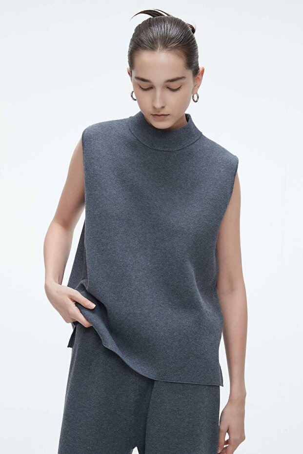 بلوزة سادة بدون أكمام وياقة عالية - 3