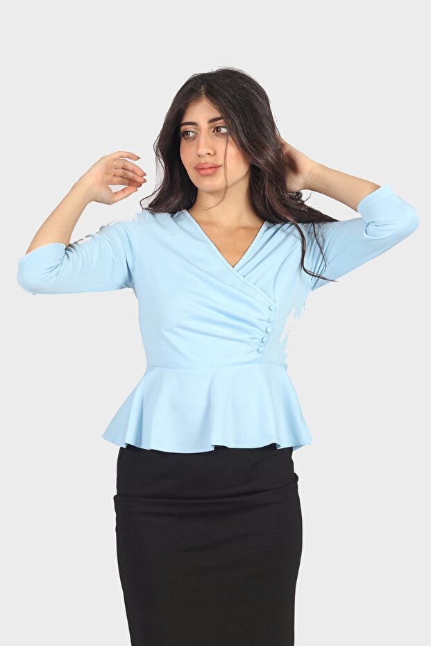 بلوزة بأكمام ثلاثة أرباع وأزرار جانبية
