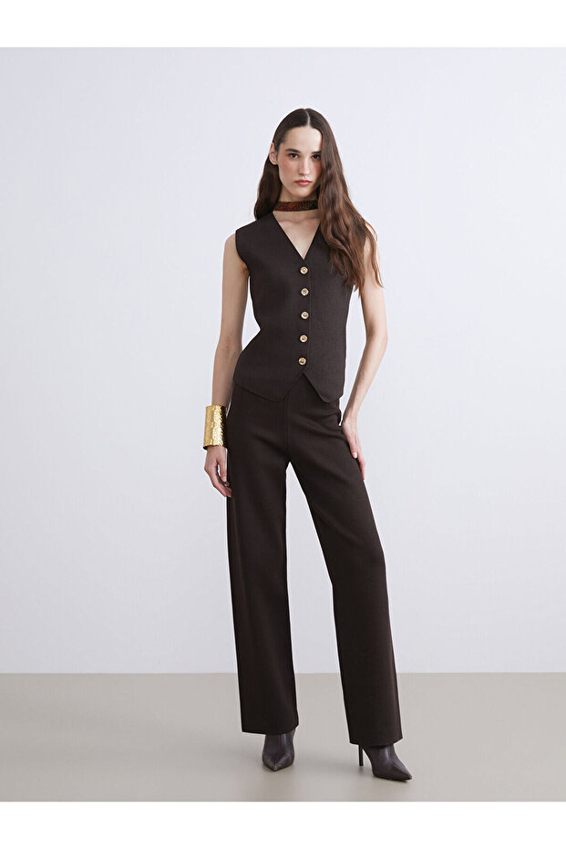 Коричневий жіночий трикотажний жилет з V-подібним вирізом - 2