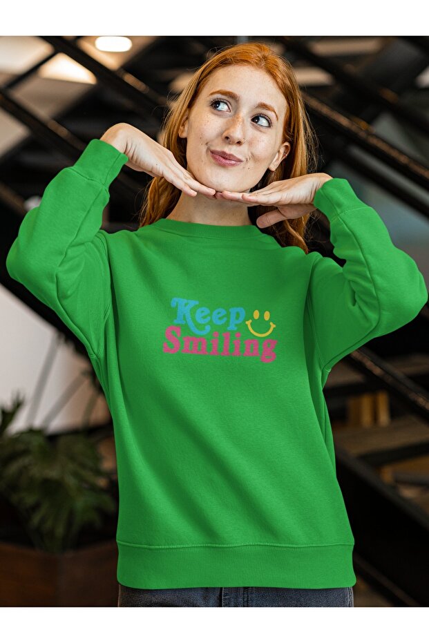 سترة THE KEEP SMILING ذات ياقة دائرية مطبوعة بالألوان