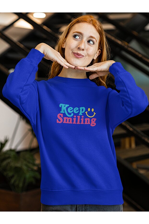 سترة THE KEEP SMILING ذات ياقة دائرية مطبوعة بالألوان