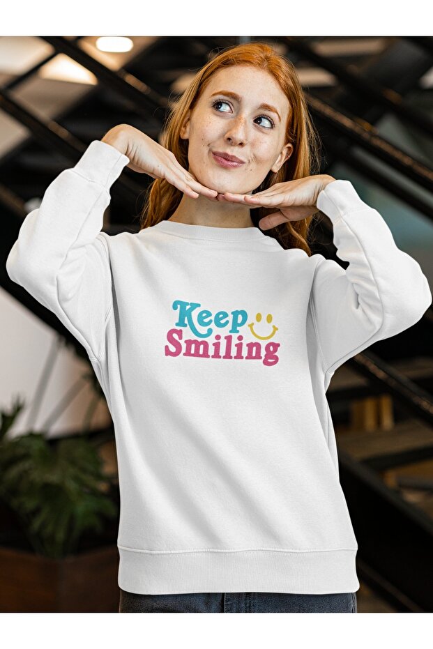 سترة THE KEEP SMILING ذات ياقة دائرية مطبوعة بالألوان