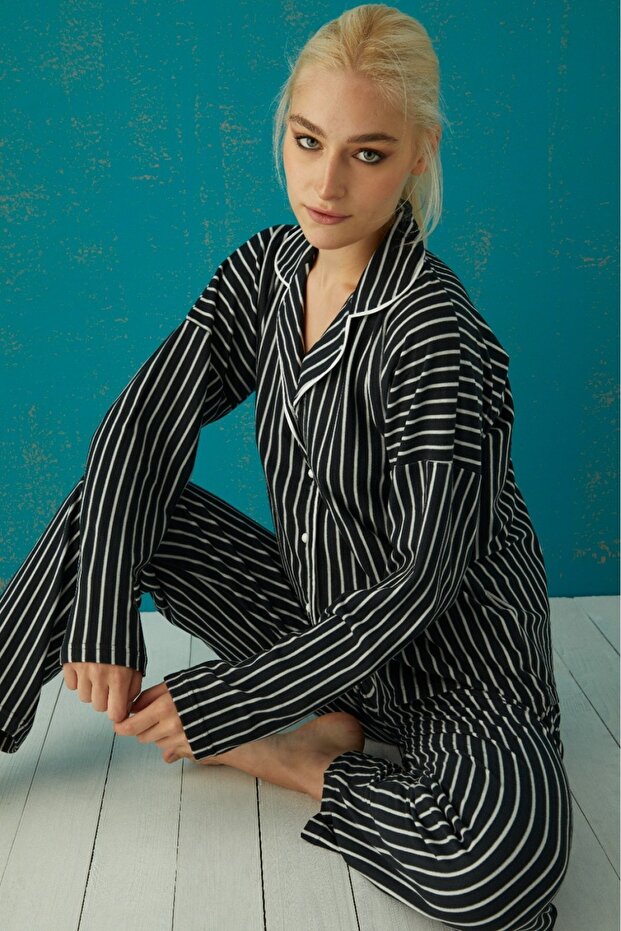 طقم بيجامة مخطط بأزرار - 1