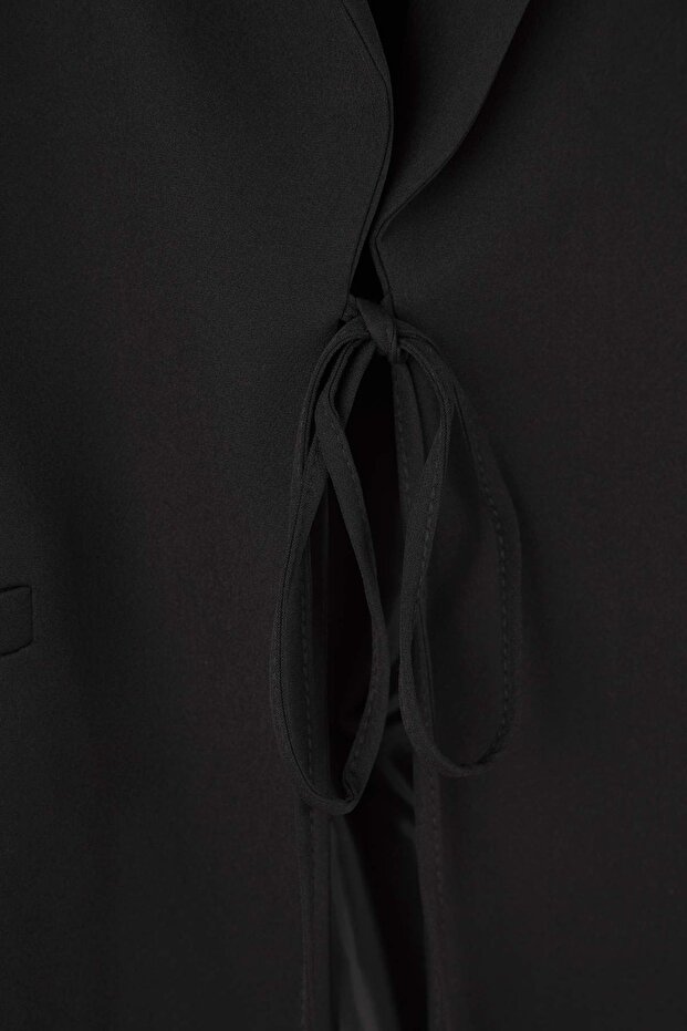 Czarna marynarka o regularnym kroju z detaliami przy kołnierzu i rękawach, w dużych rozmiarach TBBAW26AG00027 - 6