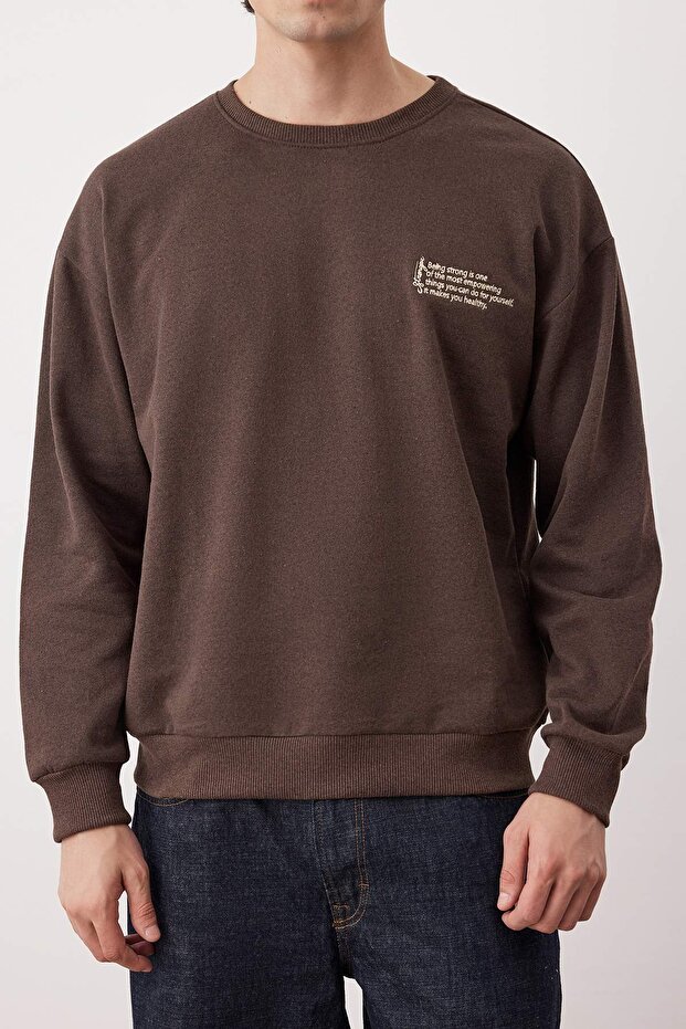 Kahverengi Oversize/Geniş Kesim Uzun Kol Yazı Nakışlı Sweatshirt TMNAW24SW00164 - 3