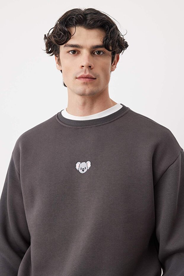 Antrasit Bisiklet Yaka Oversize/Geniş Kesim İçi Polarlı Koala Nakış Sweatshirt TMNAW24SW00064 - 2