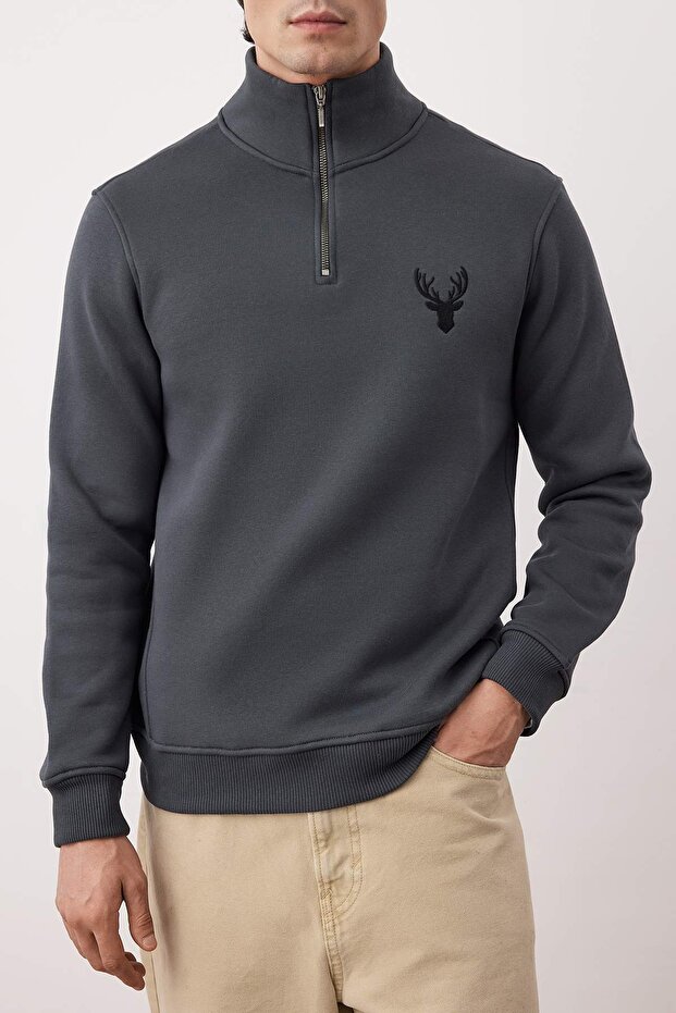 Antrasit Regular/Normal Kesim Dik Yaka Fermuarlı Pamuklu Geyik Nakış Sweatshirt TMNAW24SW00041 - 3